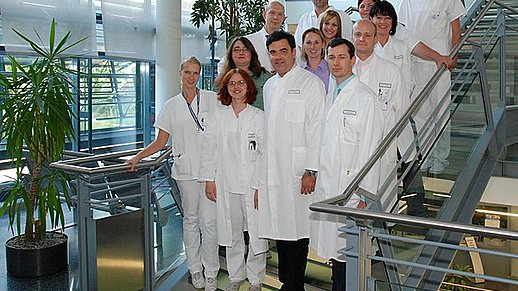 Das Team der Thoraxchirurgie Erlangen in der Eingangshalle des Klinik-Neubaus